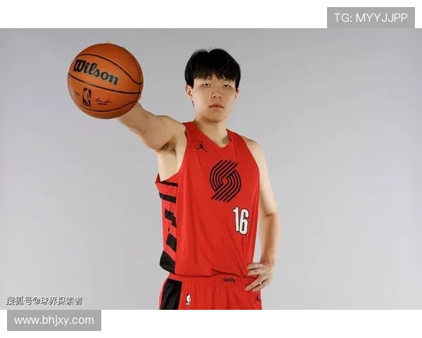 中国篮球队迎战强敌，年轻球员崭露头角展现未来潜力